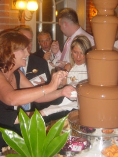 Eigen sfeerbeeld van een chocoladefontein op een receptie